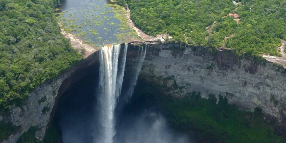 Guyana De Kaieteur waterfall