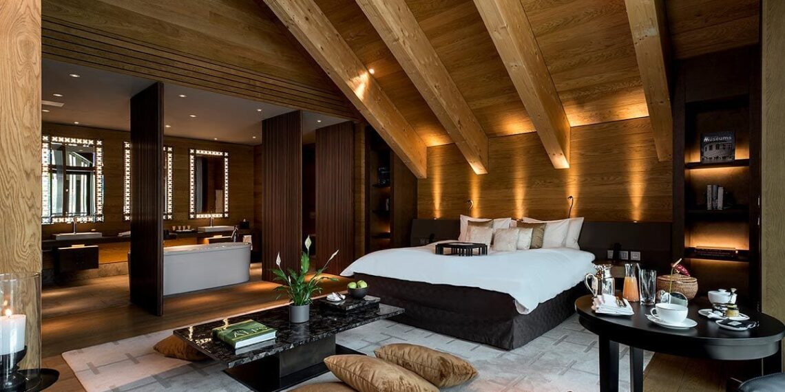 The Chedi Andermatt,Zwitserland,suite met houten balken