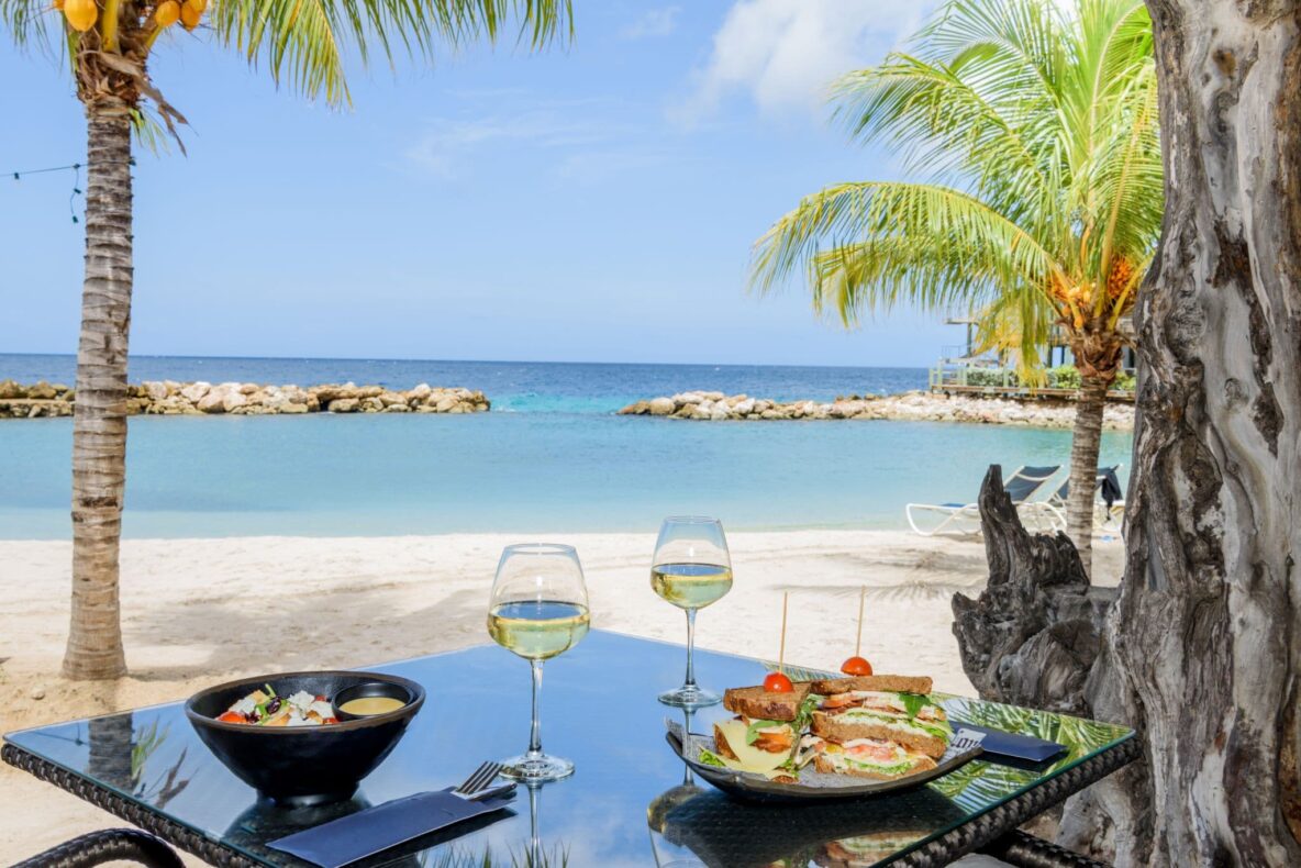 Avila Beach Hotel,Curacao,wijn en zee