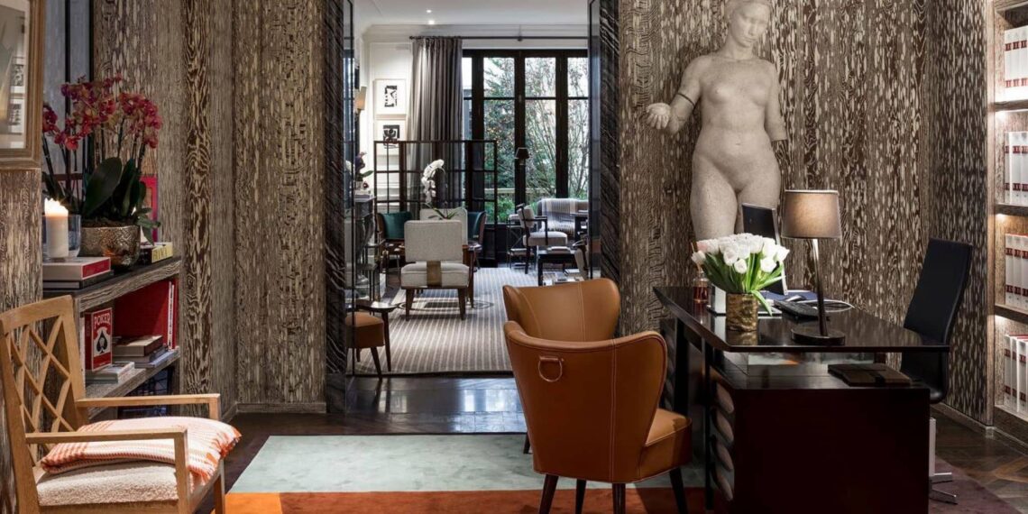 JK Place Paris,Frankrijk,buste