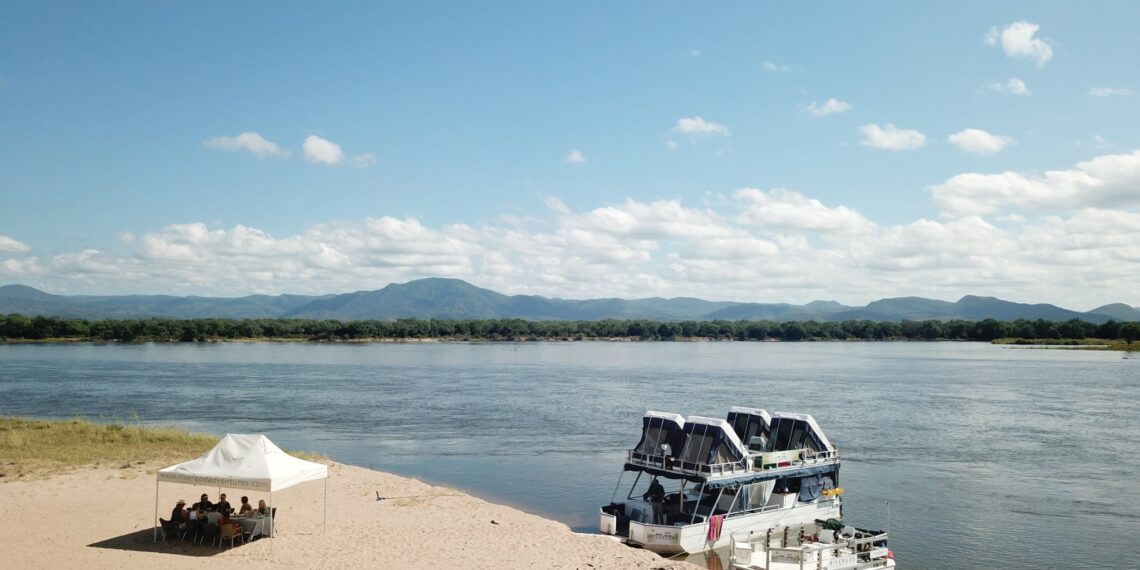 River Gods privé cruise,aan strand