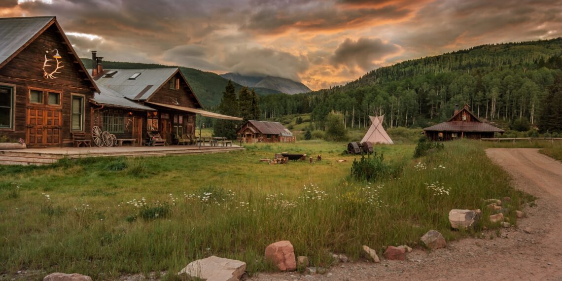 Dunton Hot Springs,Verenigde Staten,saloon zonsondergang