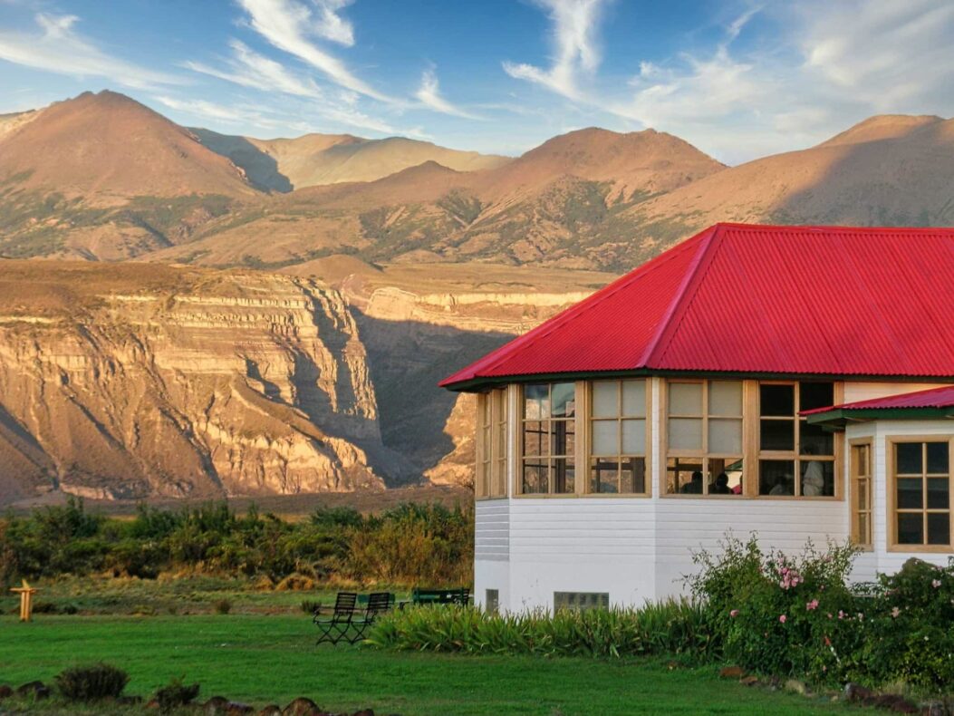 Lagos del Furioso Lodge,Argentinie,lodge met bergen
