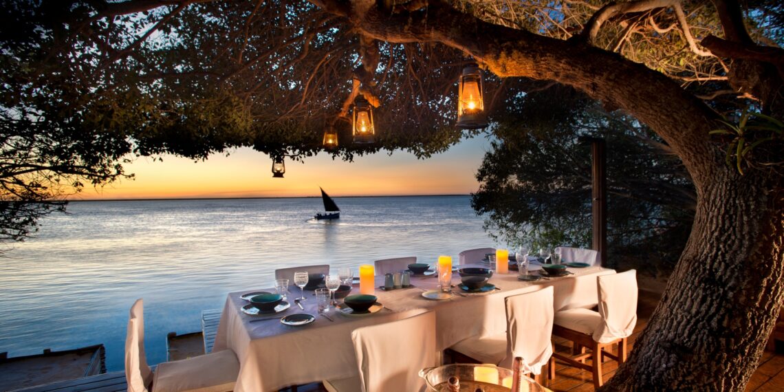 Rio Azul Lodge,Mozambique,diner op het dek