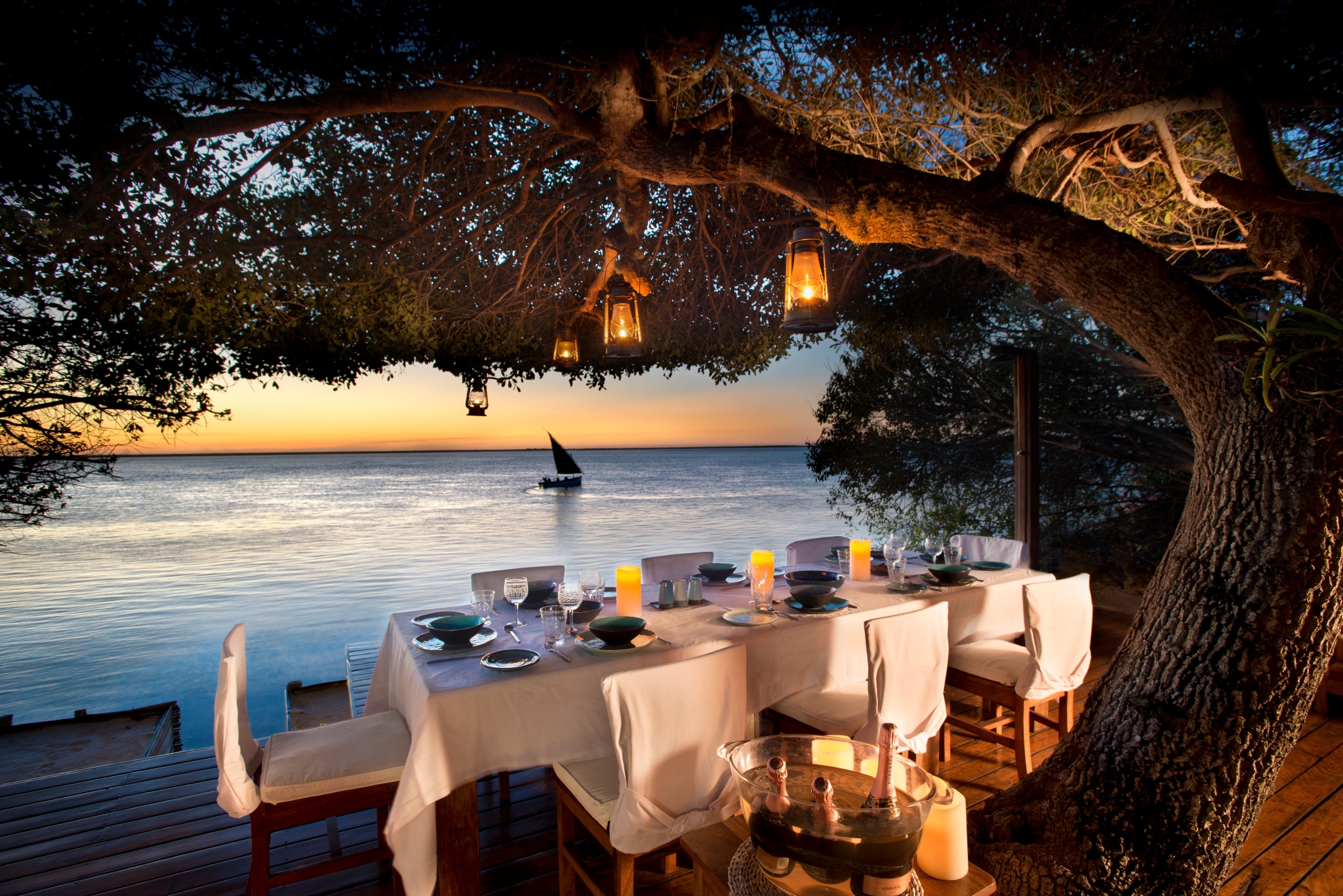 Rio Azul Lodge, Mozambique, dinner on the deck