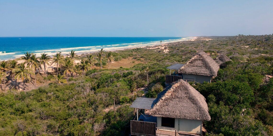 Travessia Beach Lodge,Mozambique,casitas vanuit de lucht