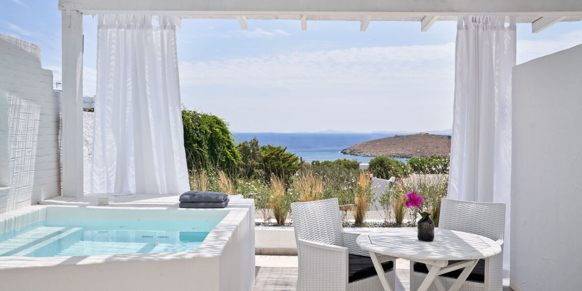 Mr and Mrs White,Griekenland,deluxe outdoor hot tub suite