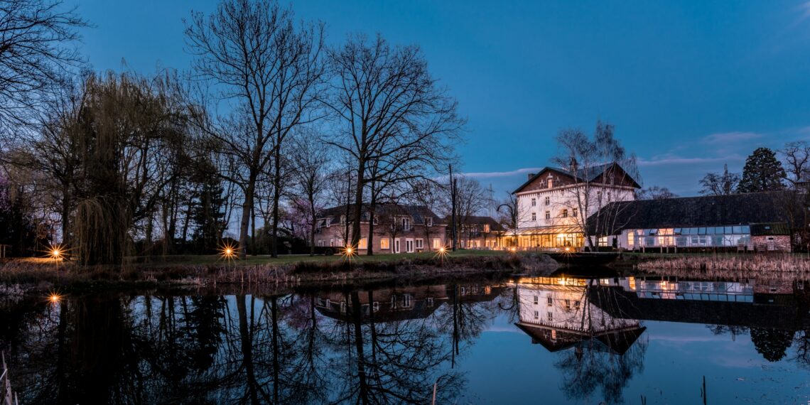 Pillows Charme Hotel Chateau de Raay,Nederland,exterieur in de avonduren