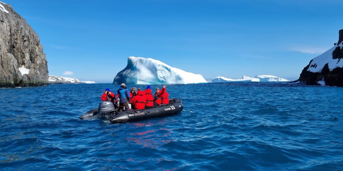 Eclipsreis Antarctica 2021 - Spert Island - Untamed Travelling (Margreet)