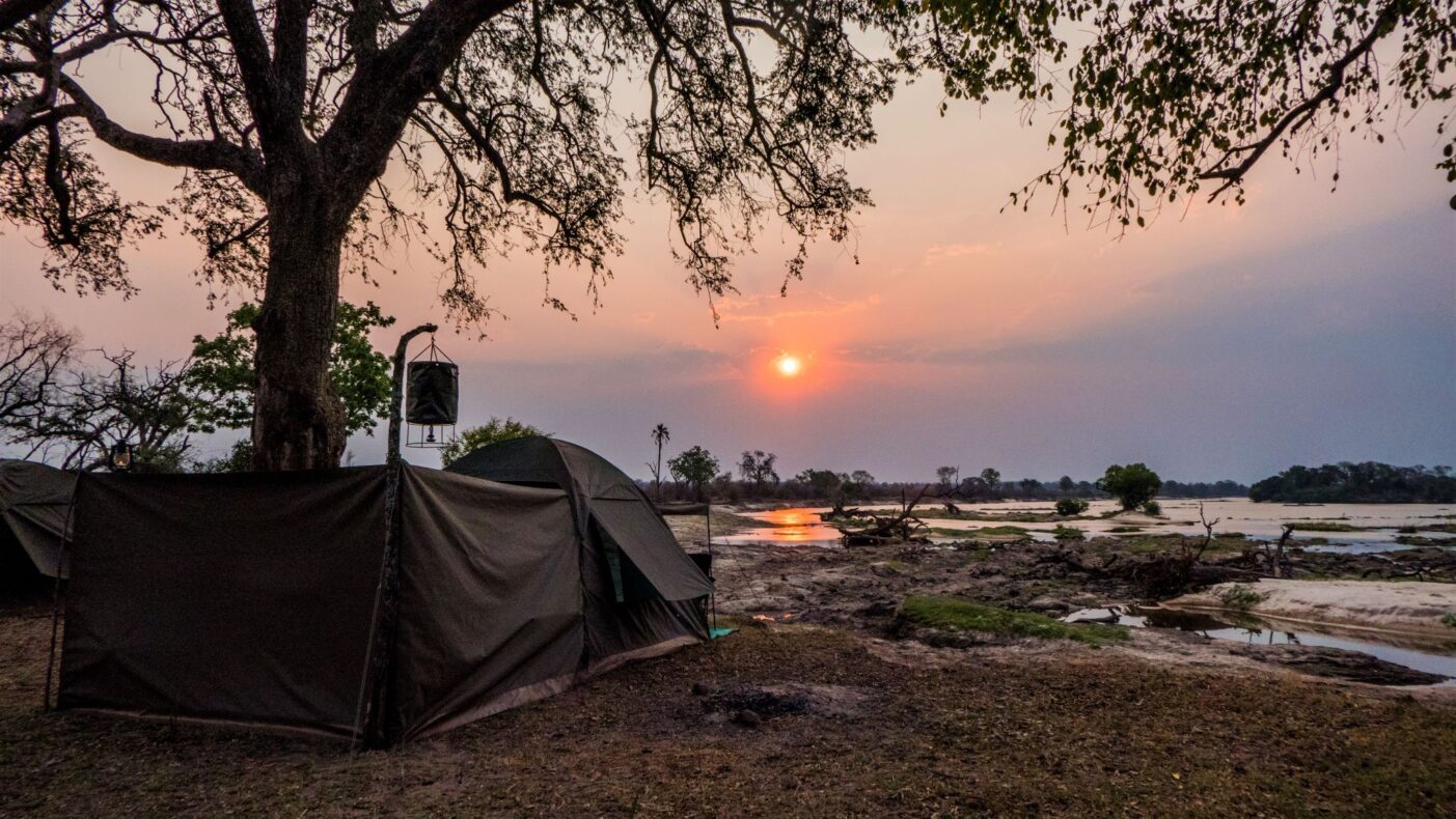 Umdingi Safaris,Zimbabwe,bucketshower bij zonsondergang