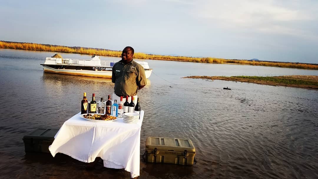 Umdingi Safaris,Zimbabwe,sundowners in the zambezi