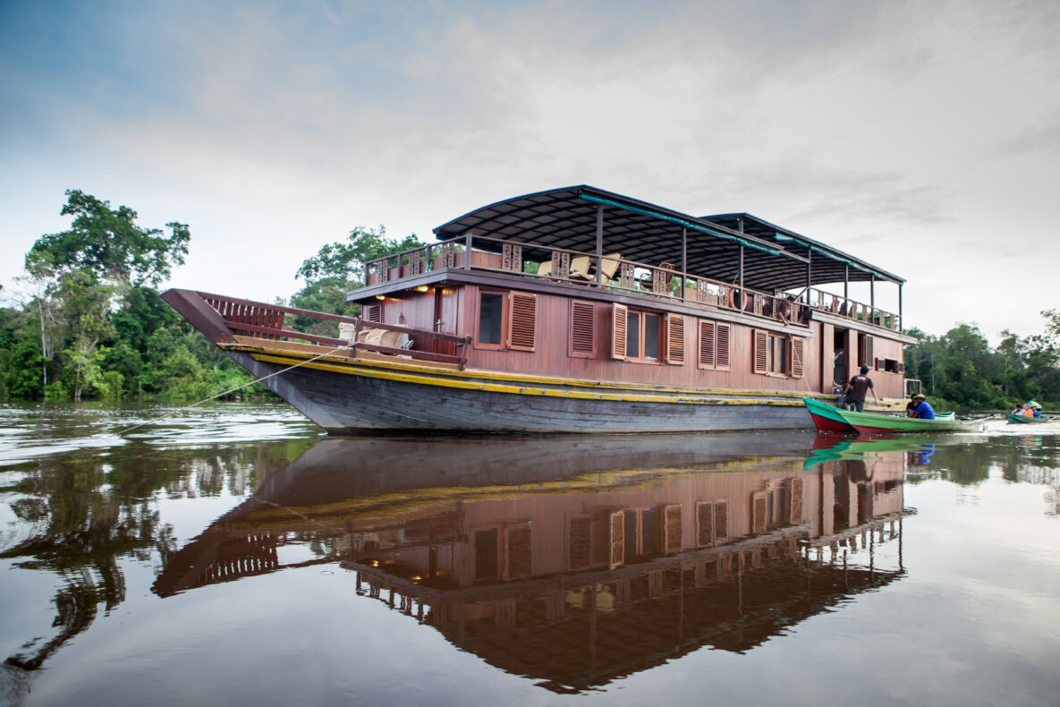 Rahai'i Pangun at dawn - Kalimantan - riviercruise Untamed Travelling