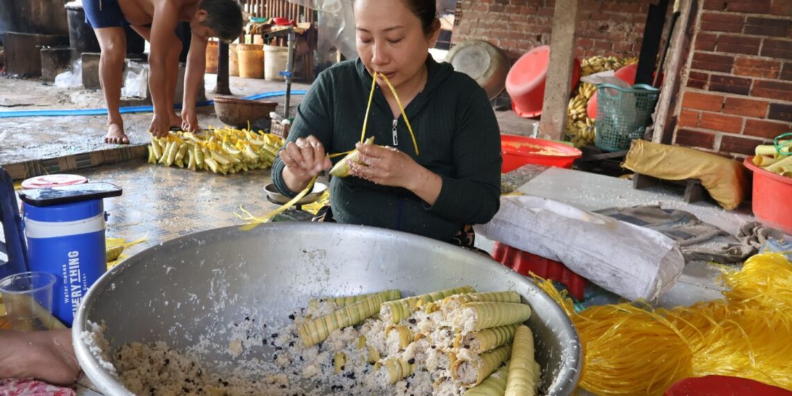 KJantervaring Maarten en Arjan,Vietnam,vrouw maakt rijsttoetjes in Can Tho