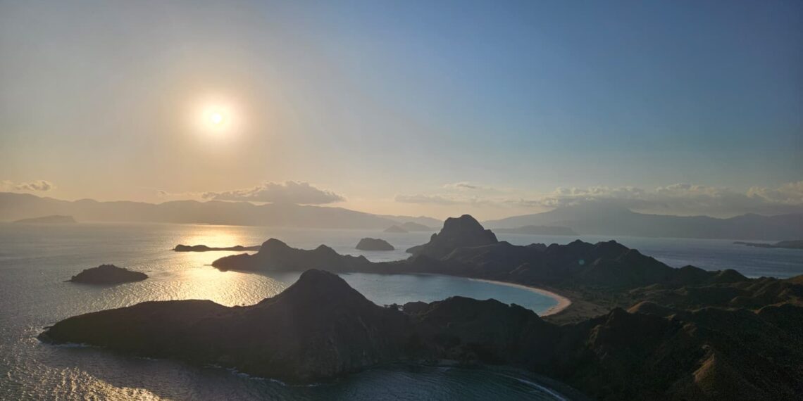 Klantervaring Sam en zijn reisgezelschap,Indonesië,zonsondergang boven Indonesië