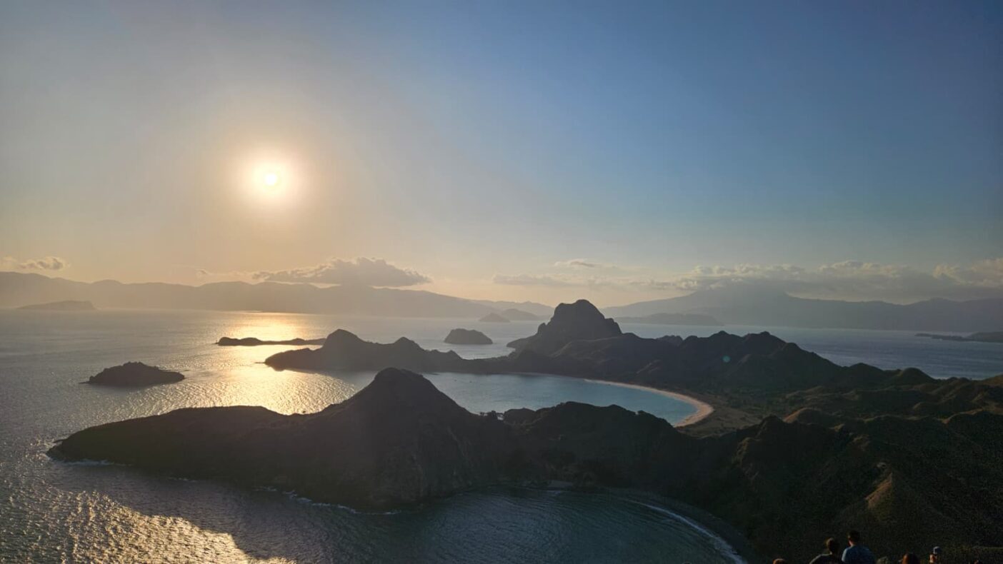 Klantervaring Sam en zijn reisgezelschap,Indonesië,zonsondergang boven Indonesië