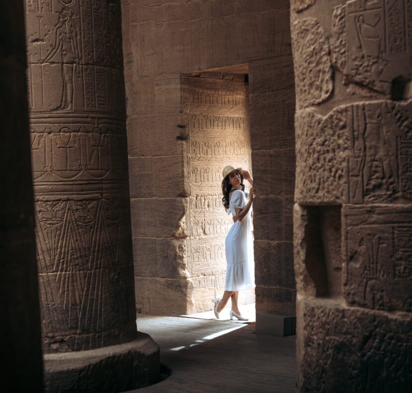 Rondreis Egypte Agatha achterna,Egypte,vrouw bij monument