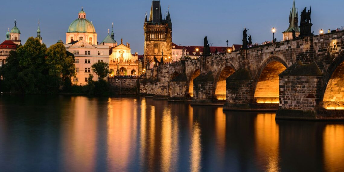 Complete rondreis Centraal-Europa,Praag,brug in de avond