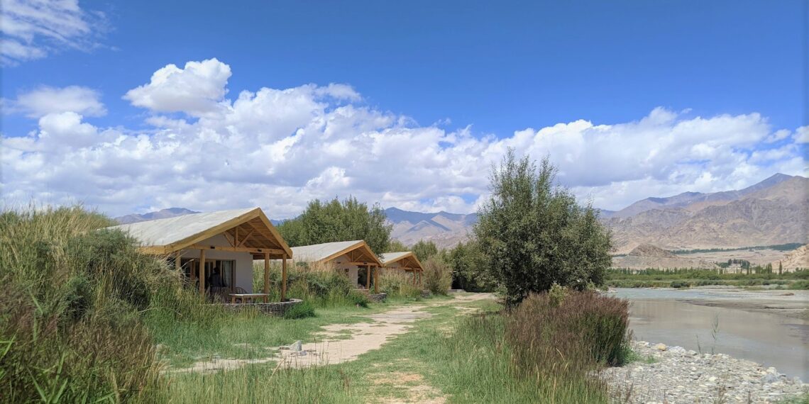 Indus River Camp,India,huisjes met Himalaya op de achtergrond