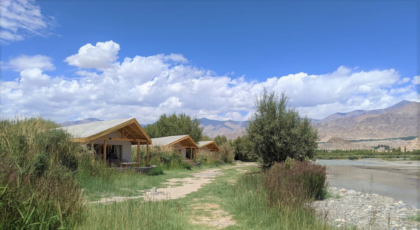 Indus River Camp,India,huisjes met Himalaya op de achtergrond