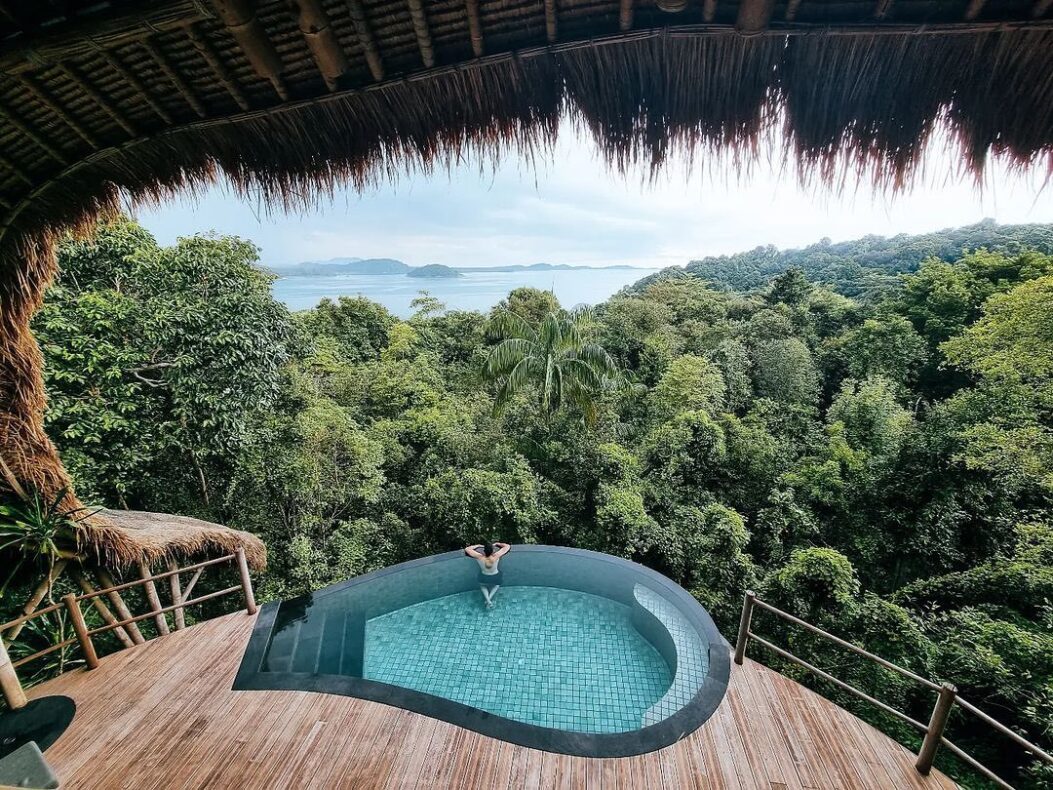 Cempedak Private Island,Indonesië,uitzicht vanuit zwembad Seaviewvilla