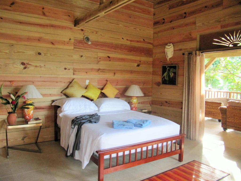 Castara Retreats,Tobago,slaapkamer met veranda