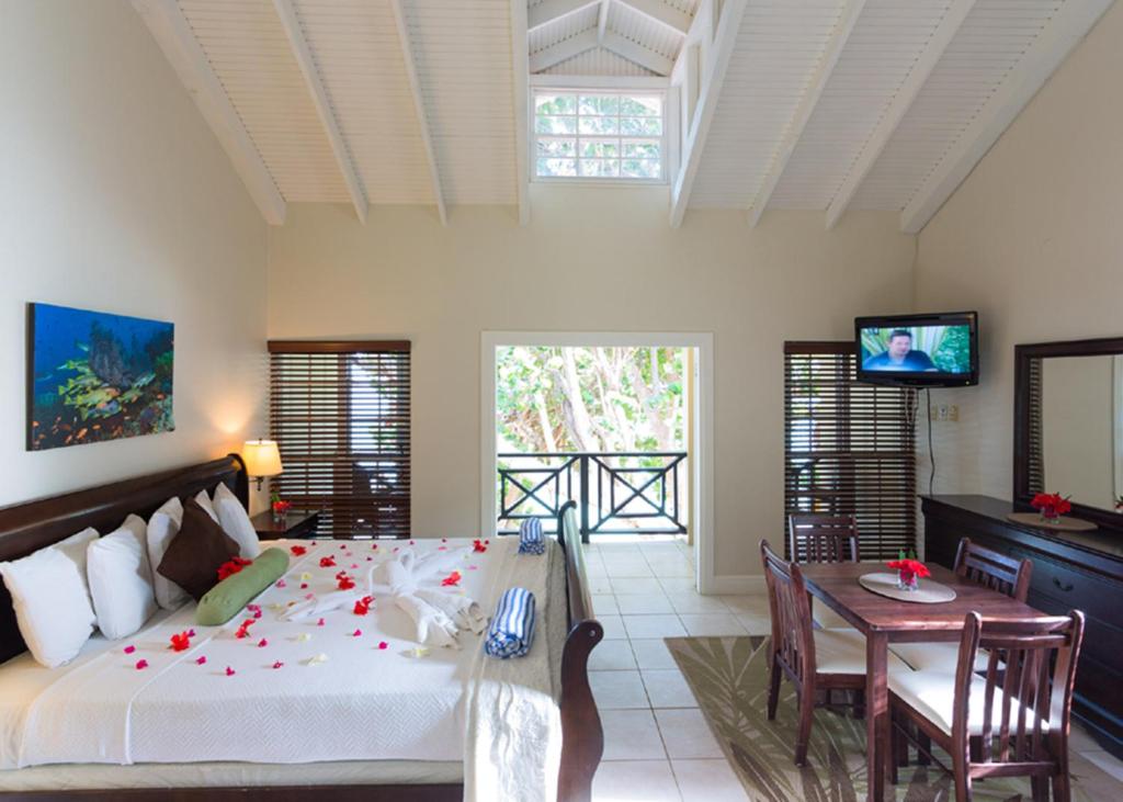 Blue Waters Inn,Tobago,kamer met bloemblaadjes