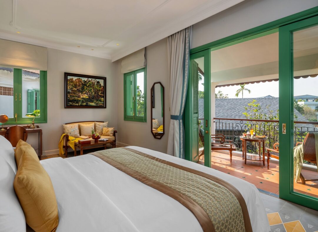 Ancient Hue Garden Houses,Vietnam,kamer met balkon en drankjes